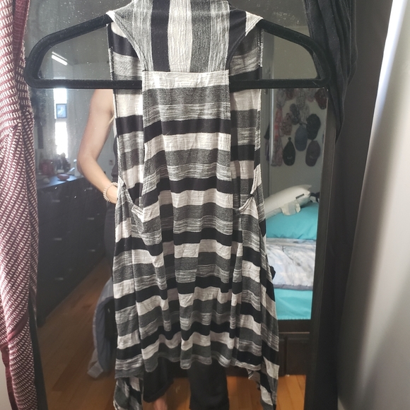 Two vest. Both sz sm - Picture 4 of 4